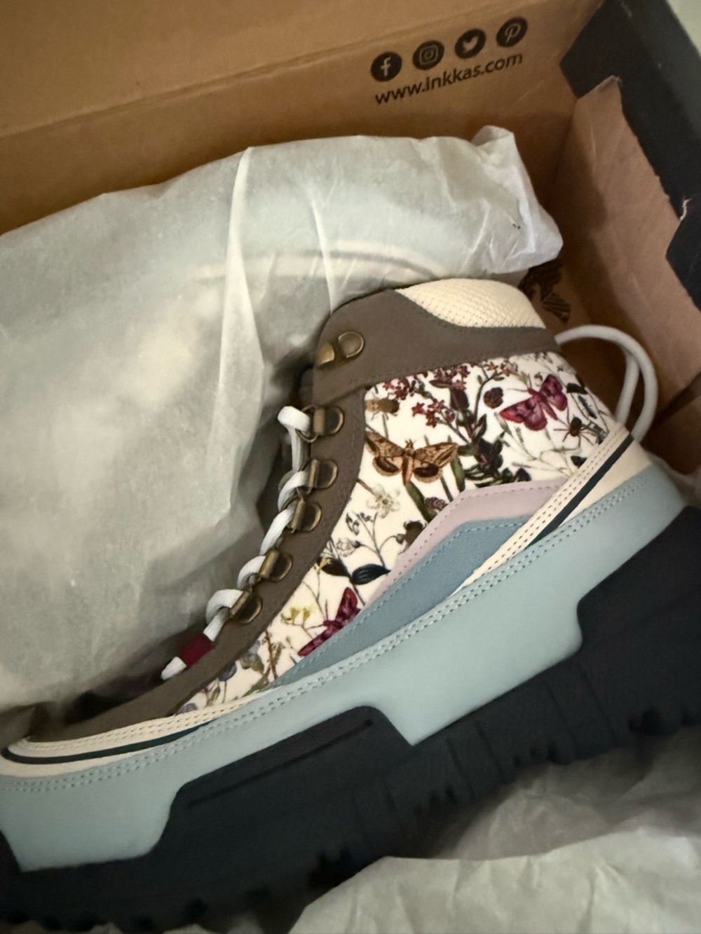 inkkas Trekk hiking boots Women’s Size 8 Floral Accent new in box with defect